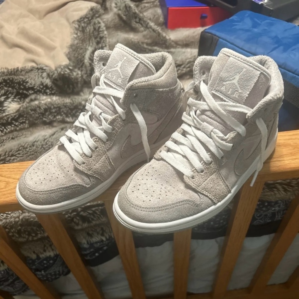 Nike Jordan 1 Mid SE Particle Grey Sneakers size 6.5